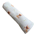 Baby NaturHere maxi muslin swaddle blanket with French bulldog print and green leaves on a light blue background. Made of 100% cotton.