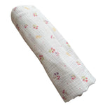 Baby NaturHere maxi muslin tetra pelena with a delicate floral print in pink and yellow on a white background. Made of 100% cotton.