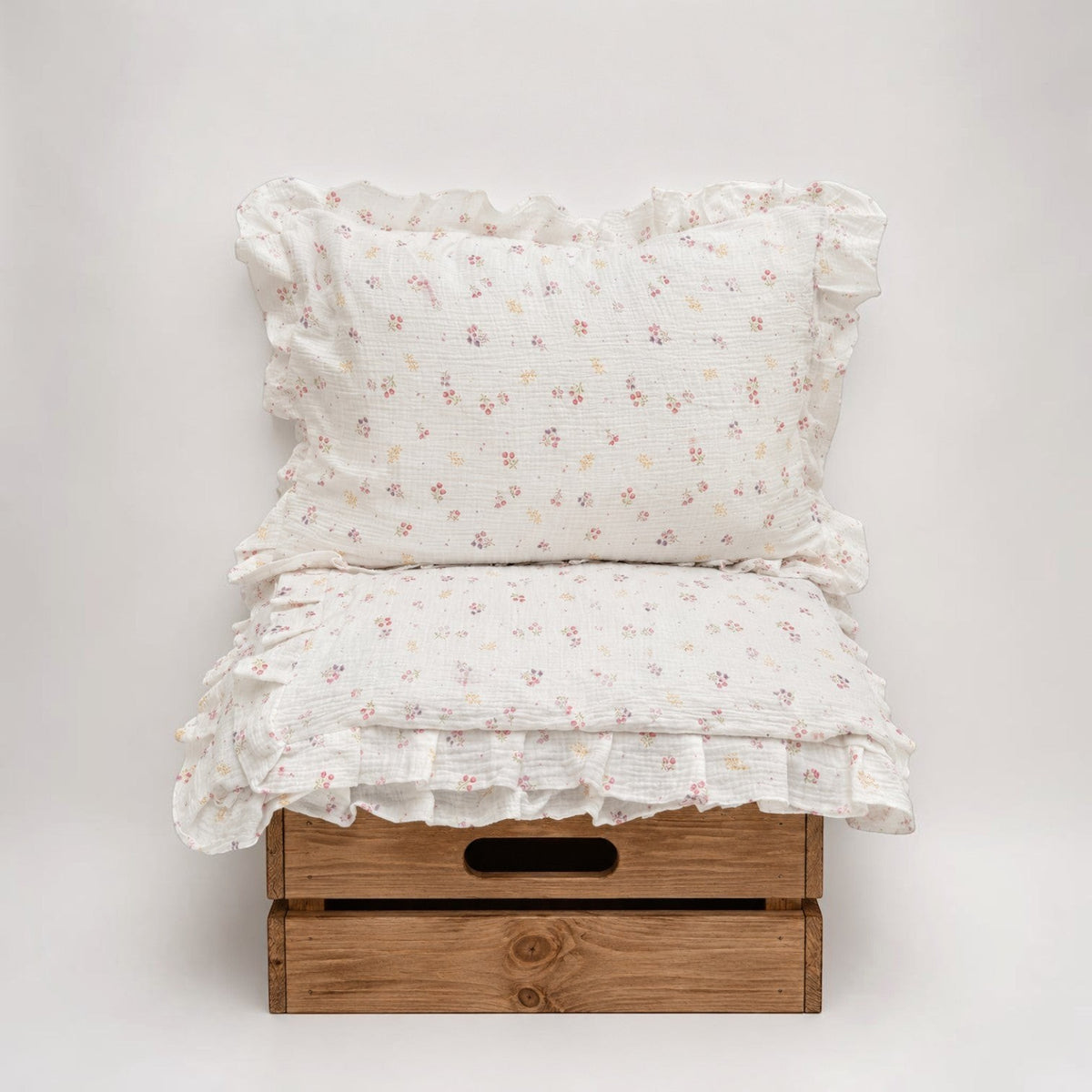 Baby Natur Tetra muslin bedding set with a floral print and ruffled edges. Made from 100% organic cotton.